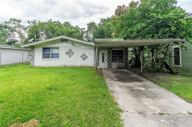 view of front of house with a carport and a front yard