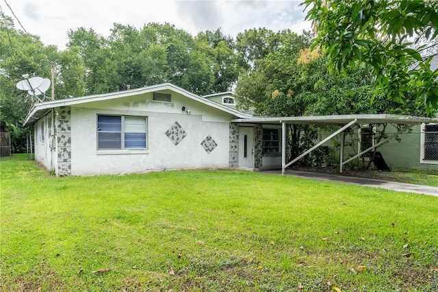 view of front of home featuring a front lawn