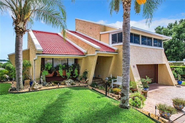 view of front of home featuring a front lawn and a garage
