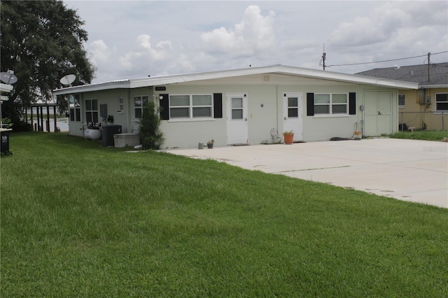 ranch-style house featuring cooling unit and a front lawn