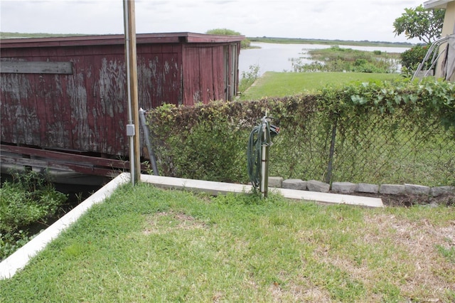 view of yard featuring a water view