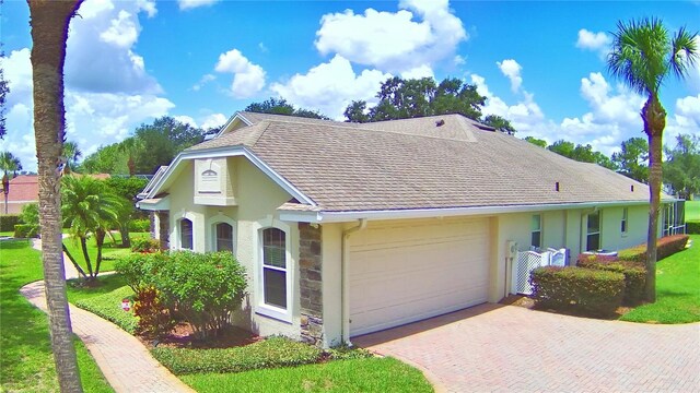 view of front of home featuring a front yard and a garage