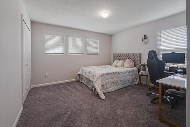 bedroom featuring carpet flooring, a closet, and a textured ceiling