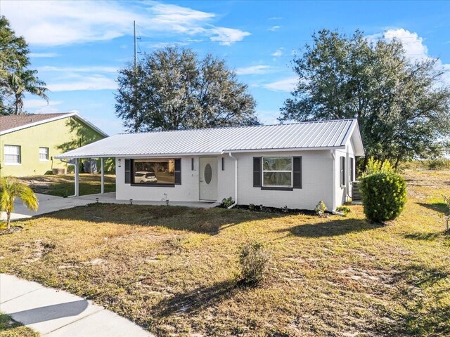 ranch-style house featuring a front lawn