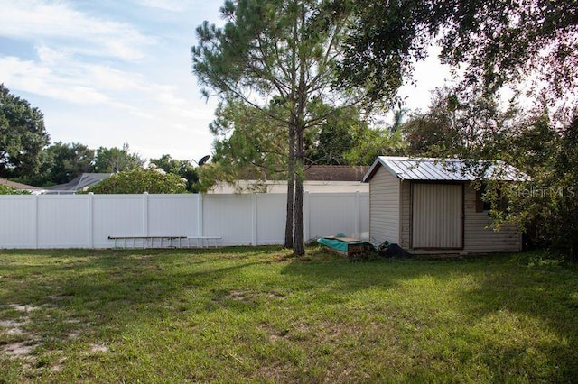 view of yard with a shed