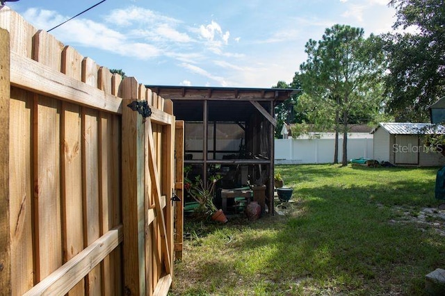 view of yard featuring a shed