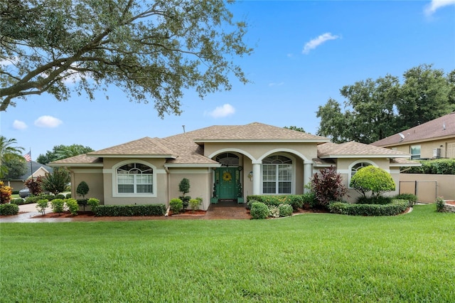 view of front facade featuring a front lawn