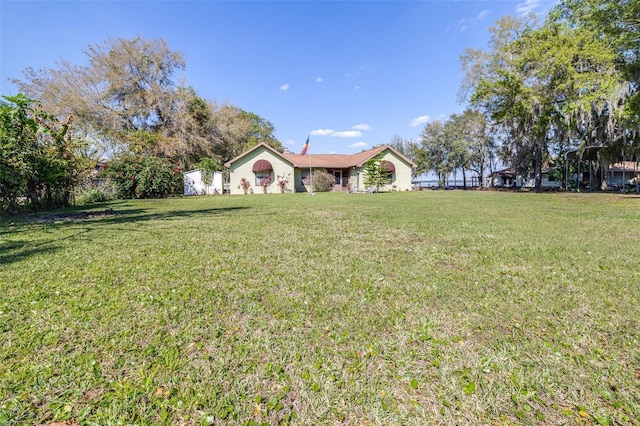 view of front of property featuring a front yard