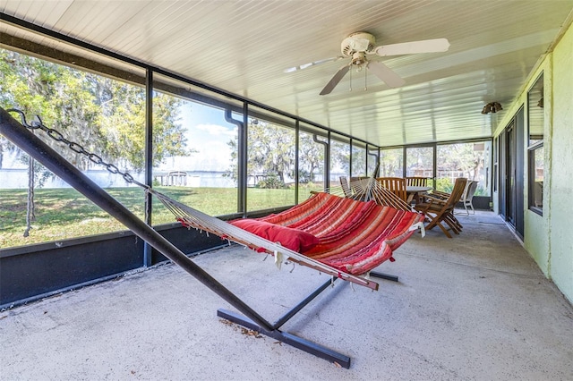 sunroom with ceiling fan