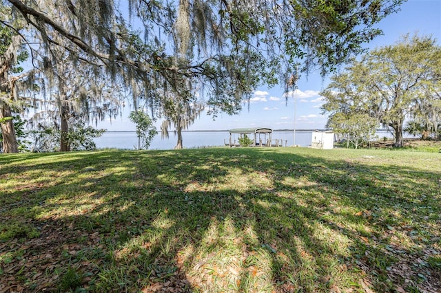 view of yard featuring a water view