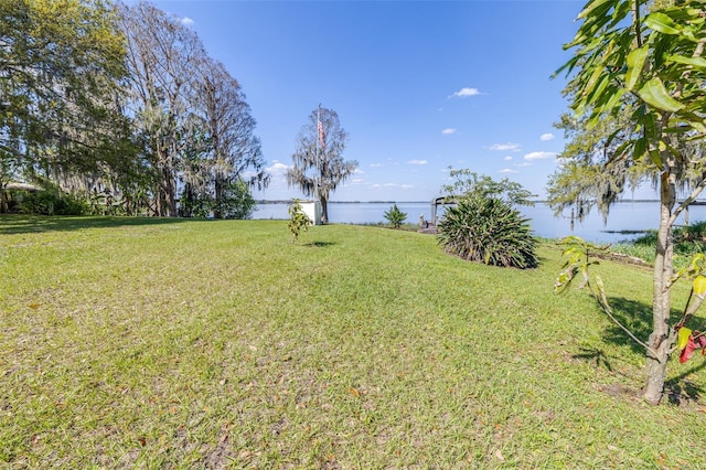 view of yard featuring a water view