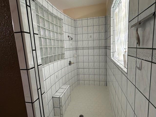 bathroom featuring a tile shower