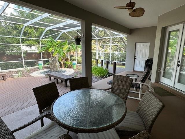 sunroom with ceiling fan