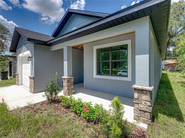 view of front of home with a front lawn and a garage