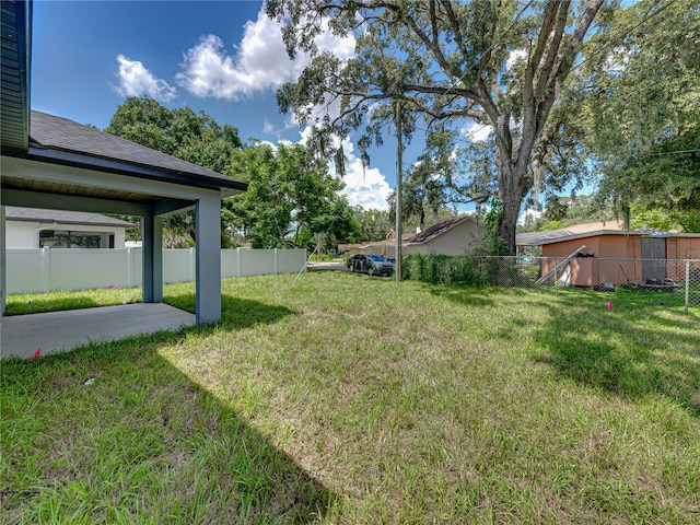 view of yard with an outbuilding