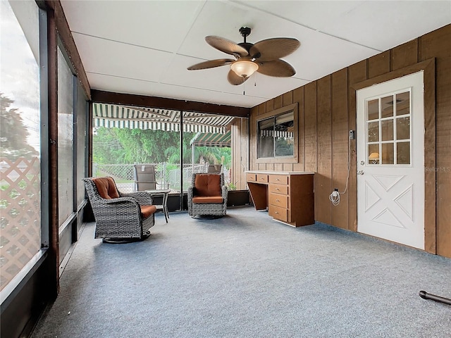 sunroom featuring a ceiling fan