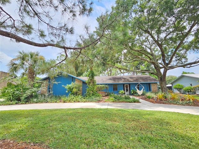 single story home with a front yard