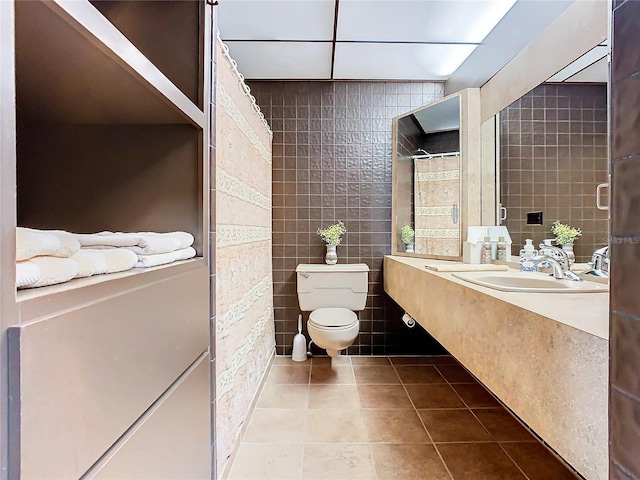 bathroom featuring tile walls, tile patterned flooring, a shower with curtain, and toilet