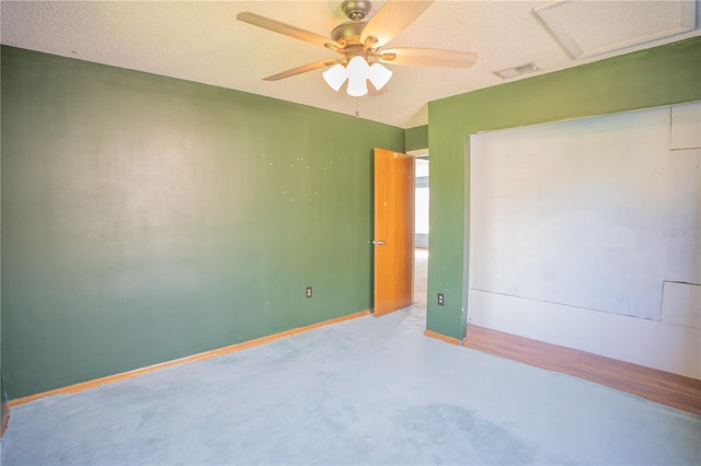 spare room featuring ceiling fan and a textured ceiling