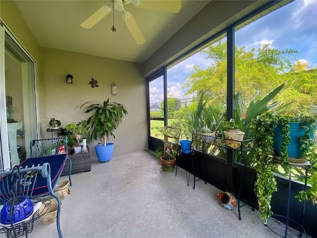 sunroom with ceiling fan