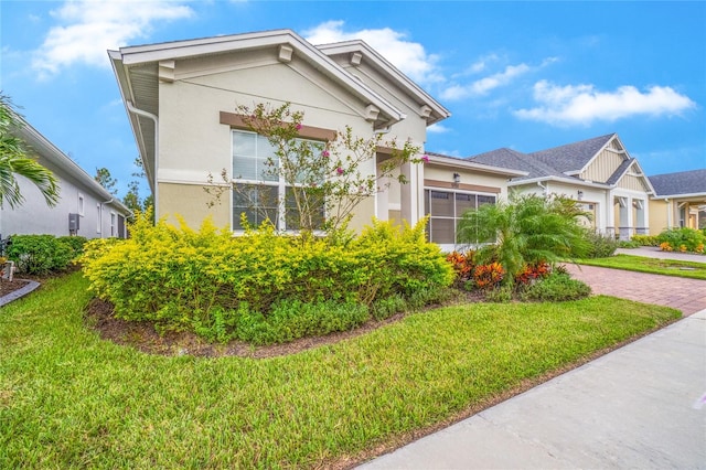 view of front of property featuring a front lawn