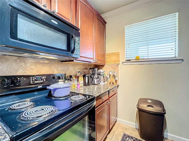 902 Charo Pkwy Unit 624, Davenport, FL 33897 - kitchen with black appliances, decorative backsplash, ornamental molding, light tile patterned floors, and baseboards