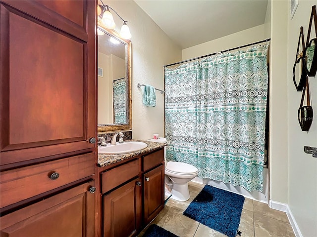 902 Charo Pkwy Unit 624, Davenport, FL 33897 - full bath featuring toilet, vanity, tile patterned flooring, and shower / tub combo with curtain