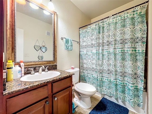 902 Charo Pkwy Unit 624, Davenport, FL 33897 - bathroom featuring toilet, vanity, a textured wall, and tile patterned flooring