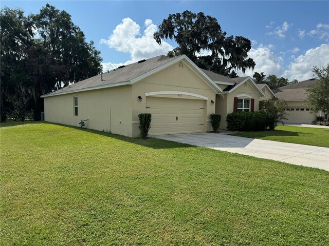 view of front of house featuring a garage and a front yard