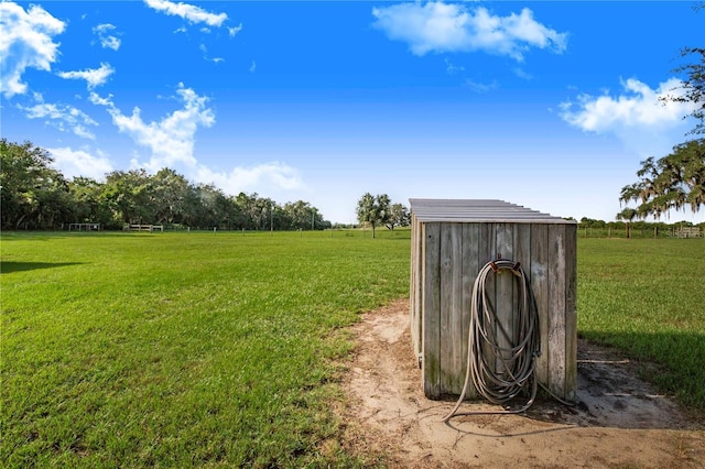 view of yard featuring a rural view