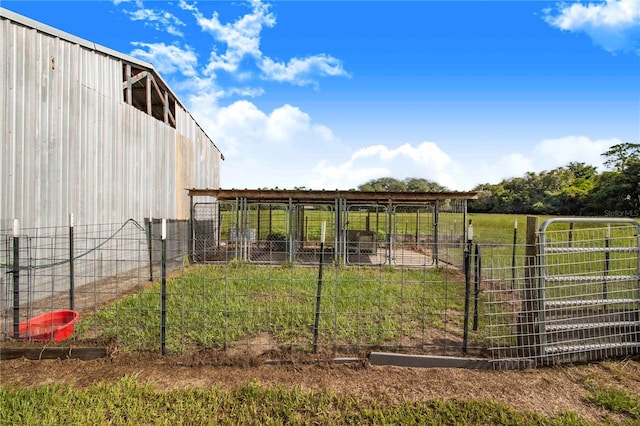 view of yard featuring an outbuilding