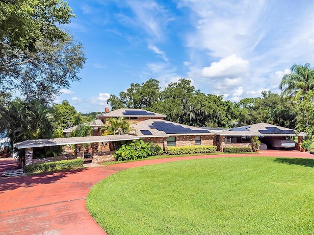 view of front facade featuring a front lawn