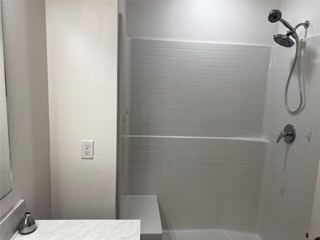 177 Cimarron Ln, Kissimmee, FL 34759 - full bath featuring tiled shower and vanity