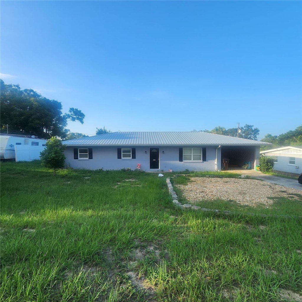 ranch-style home with a front yard