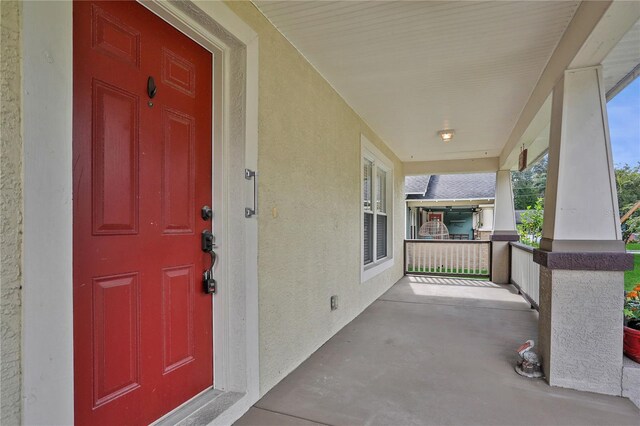 property entrance featuring a porch