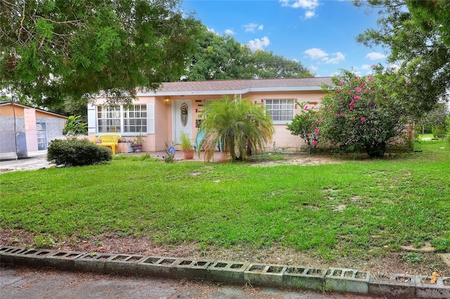 ranch-style house featuring a front yard