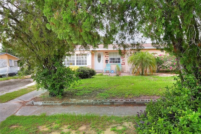 view of front of home with a front lawn