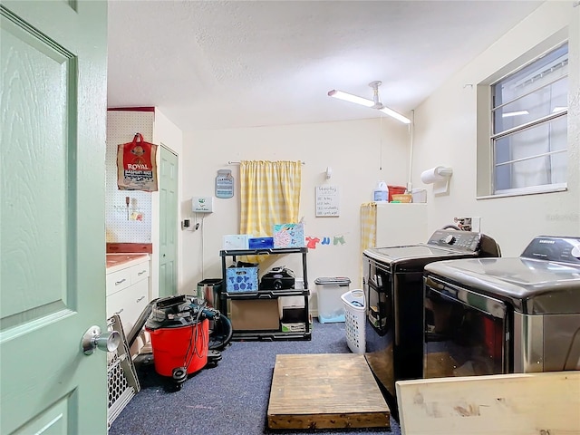 clothes washing area featuring dark carpet, ceiling fan, and washing machine and dryer