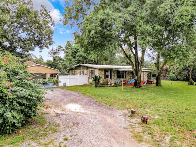 view of front of home featuring a front yard and a carport