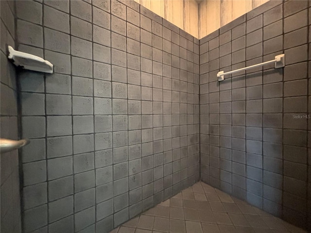 bathroom featuring a tile shower