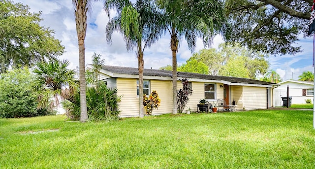 view of front of house featuring a front lawn