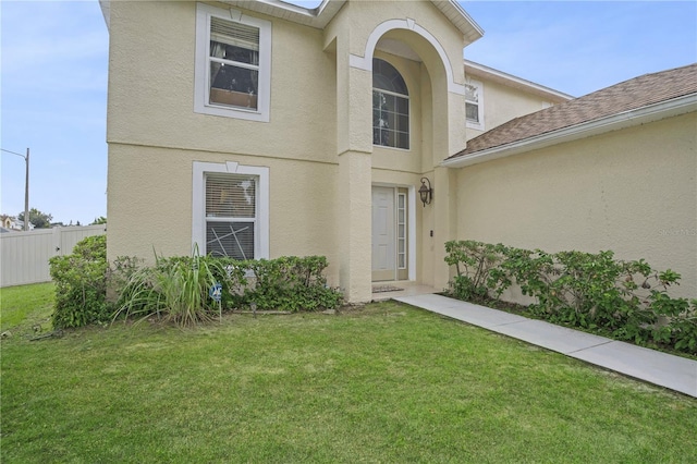 view of front facade with a front lawn