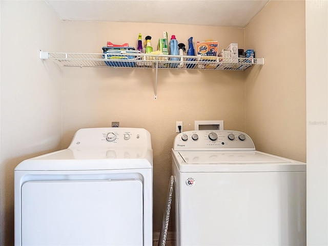 washroom featuring washing machine and clothes dryer