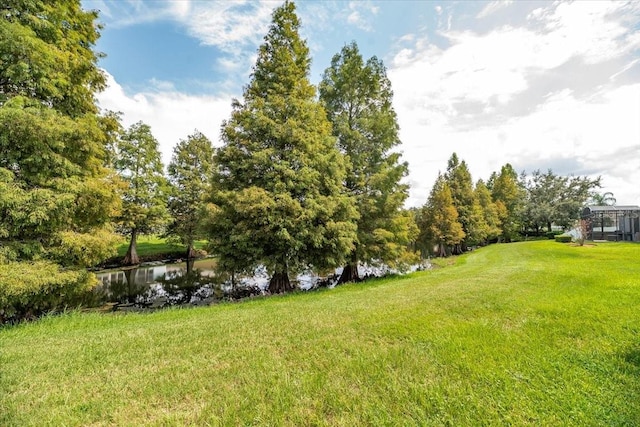 view of yard featuring a water view