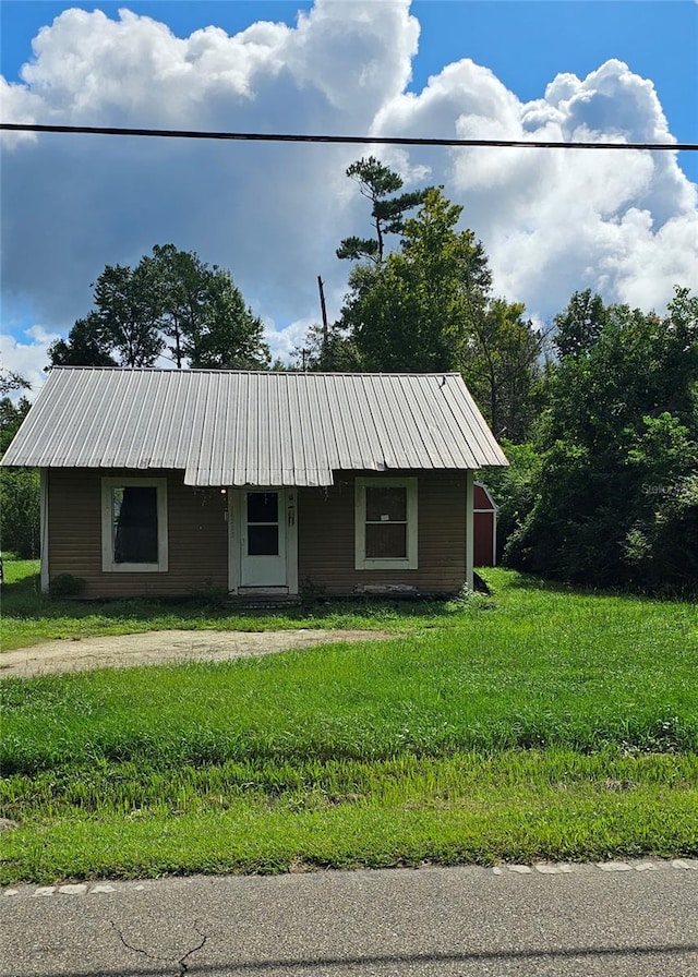 ranch-style home with a front yard