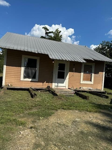 view of front facade with a front yard