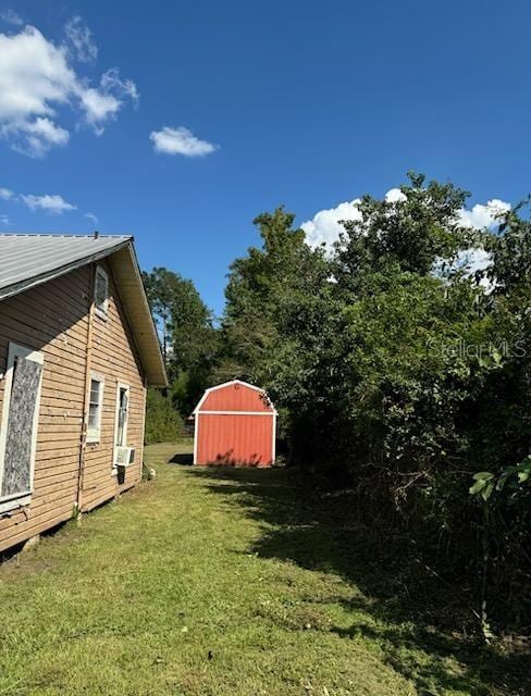 view of yard featuring an outbuilding