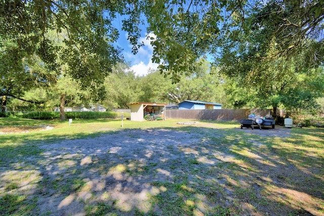 view of yard featuring an outbuilding