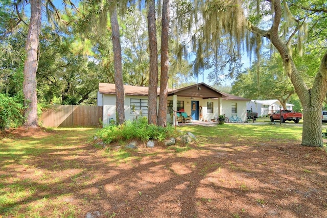 view of front of home featuring a front yard