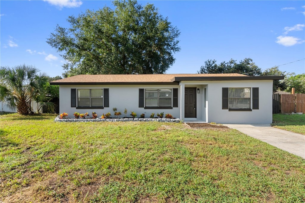 ranch-style house featuring a front lawn